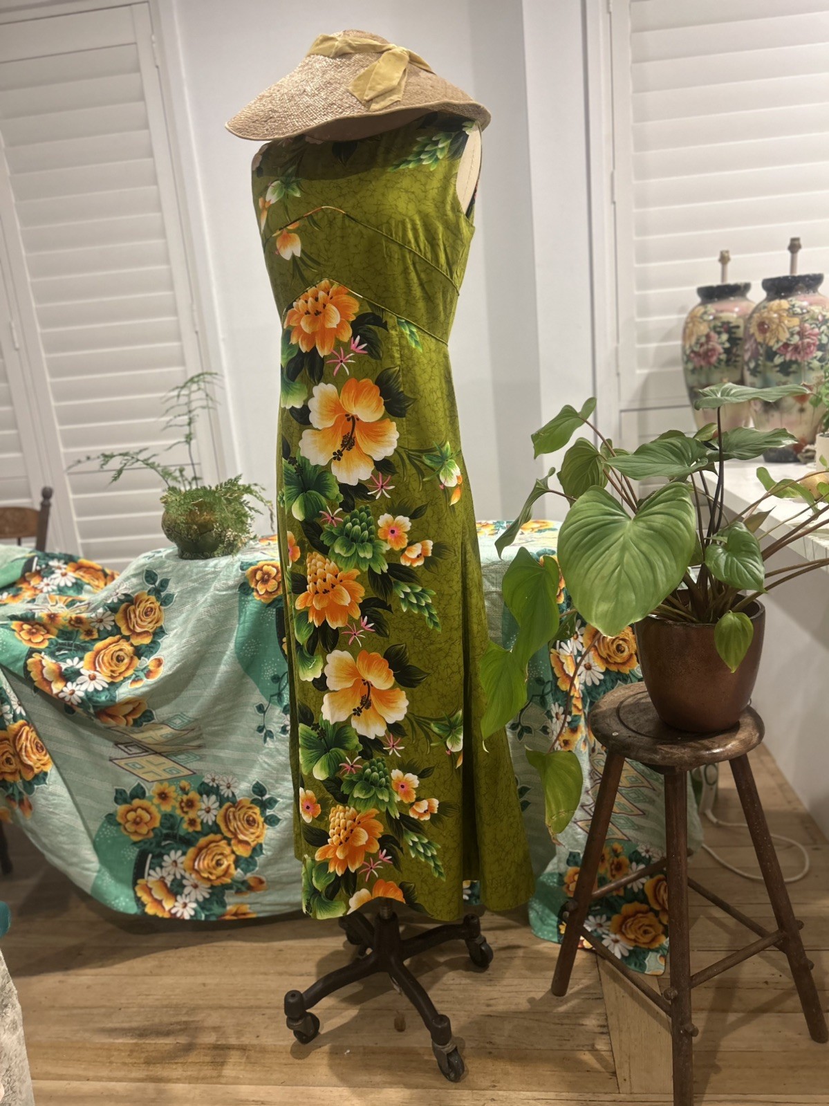 Vintage 1960/ 70s genuine Hawaiin Exotic Tropical Print Sleeveless long DressM