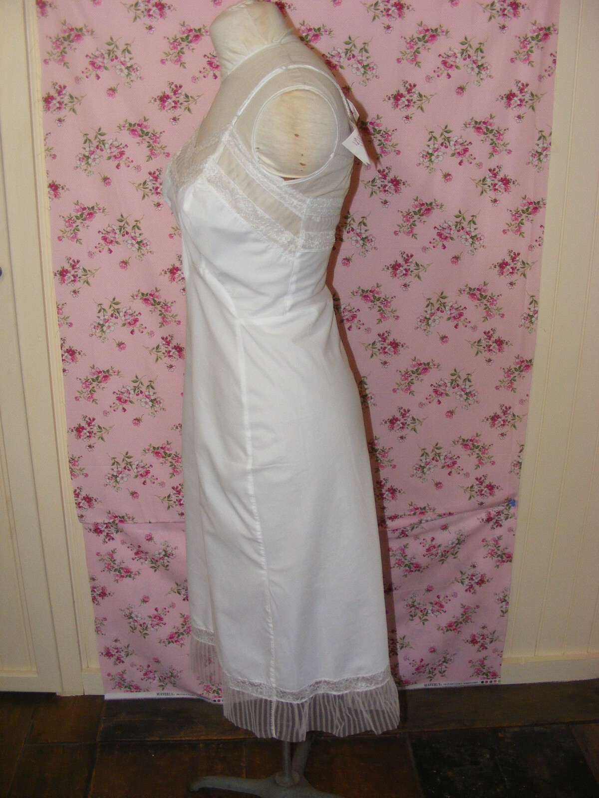 60S FULL DRESS SLIP DEADSTOCK W/TAGS NYLON FITTED VINTAGE LINGERIE SZ 34 LACE