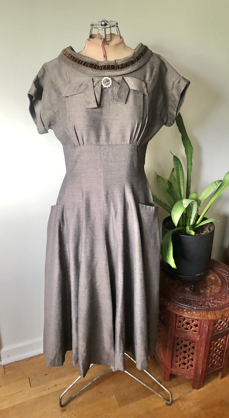 1940’s Soft Brown Dress With Bow & Clear Rhinestone Brooch Detail
