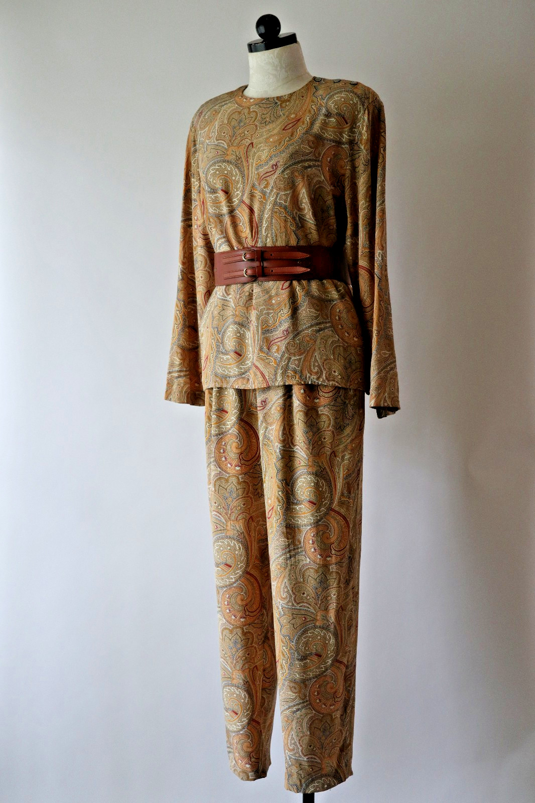 1990s Vintage Tan Beige Paisley Silk Minimalist Top Pants Two Piece Set Suit S M