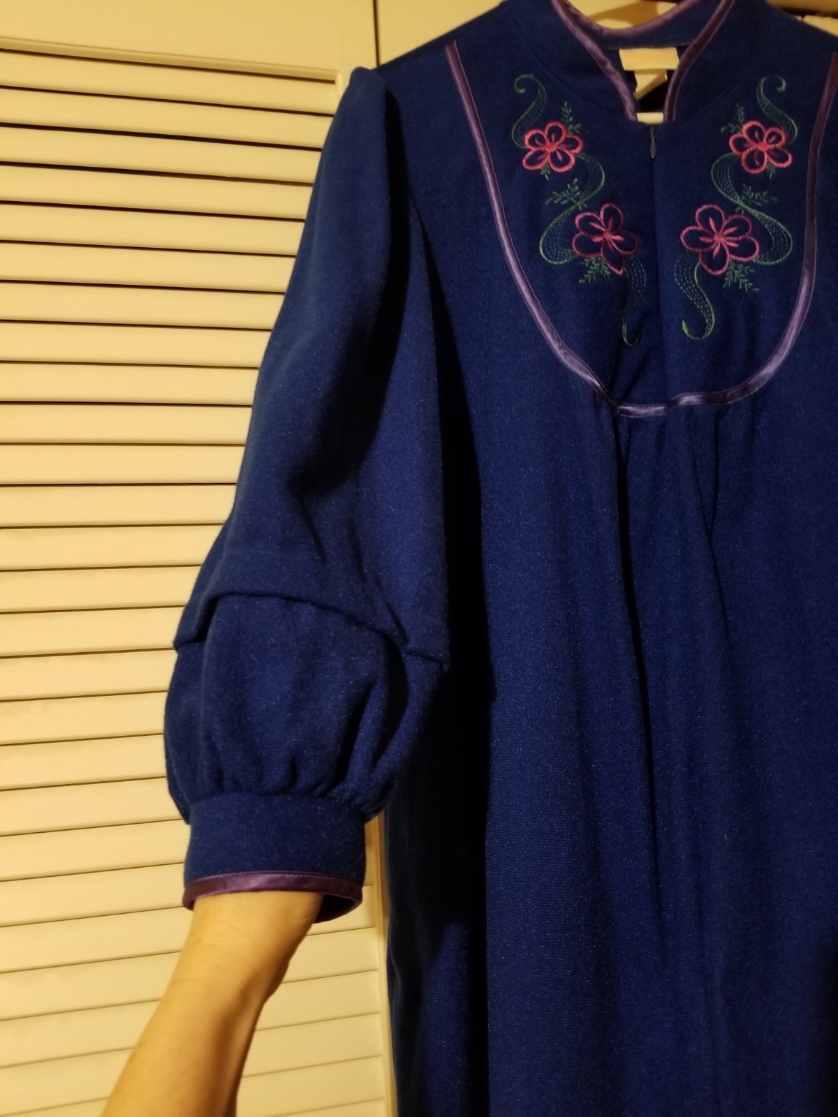 Vintage Adonna Large Warm Soft Housecoat Robe Dressing Gown Blue Embroidered