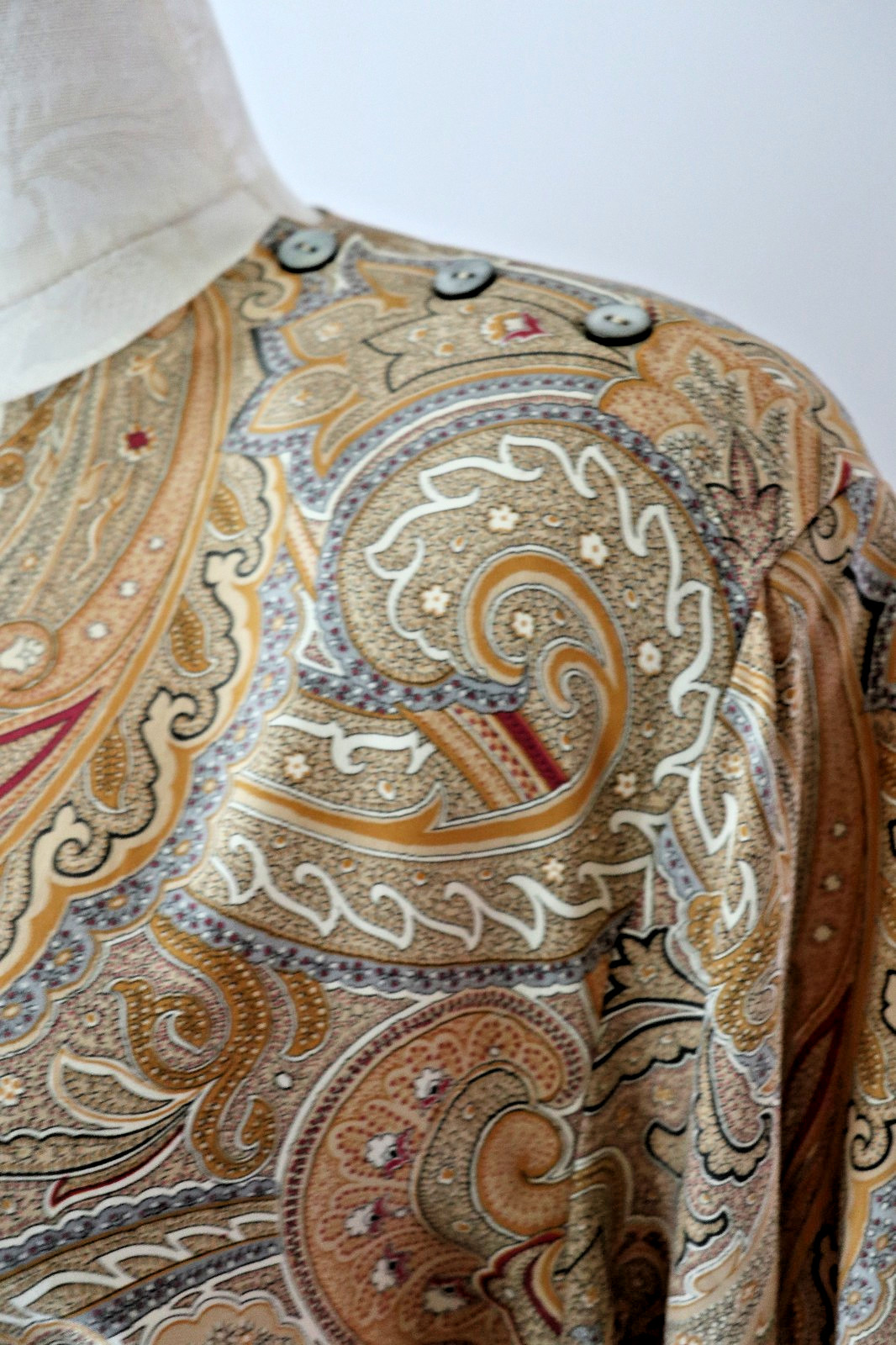 1990s Vintage Tan Beige Paisley Silk Minimalist Top Pants Two Piece Set Suit S M