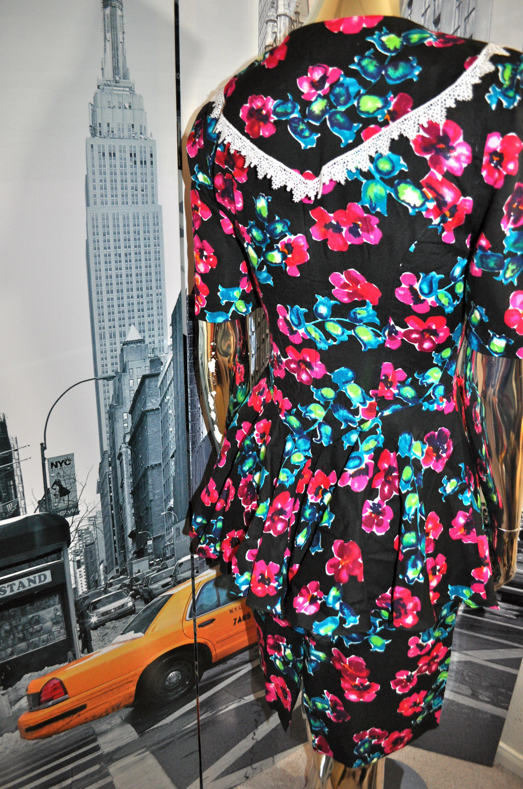 VINTAGE 80’S BOLD SHOULDERS BRIGHT MULTI FLORAL PEPLUM DRESS SIZE 3/4