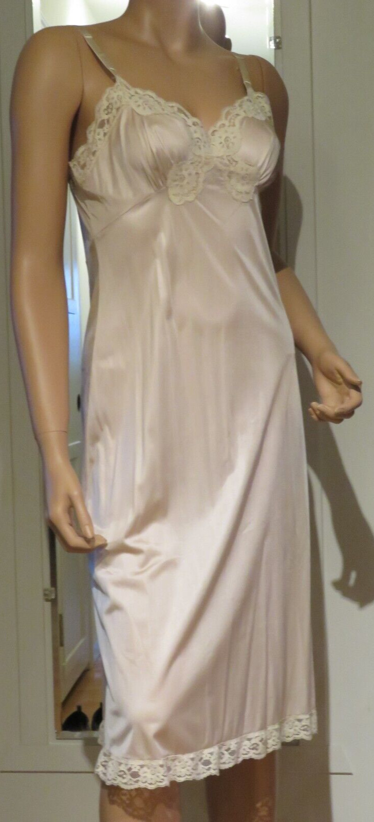 ll i Full-Slip Vassarette 37″ Long Super Soft Nylon Beige Size 34 EUC