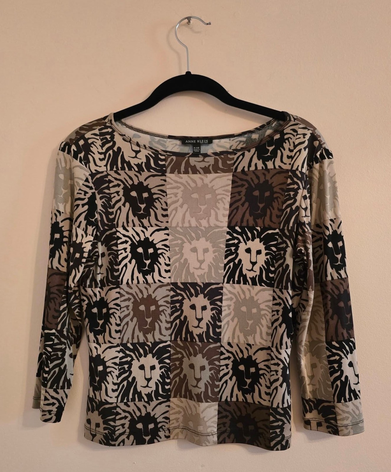 ANNE KLEIN VINTAGE Signature Logo LION Motif Silk Knit Long Sleeve Top Size P/XS