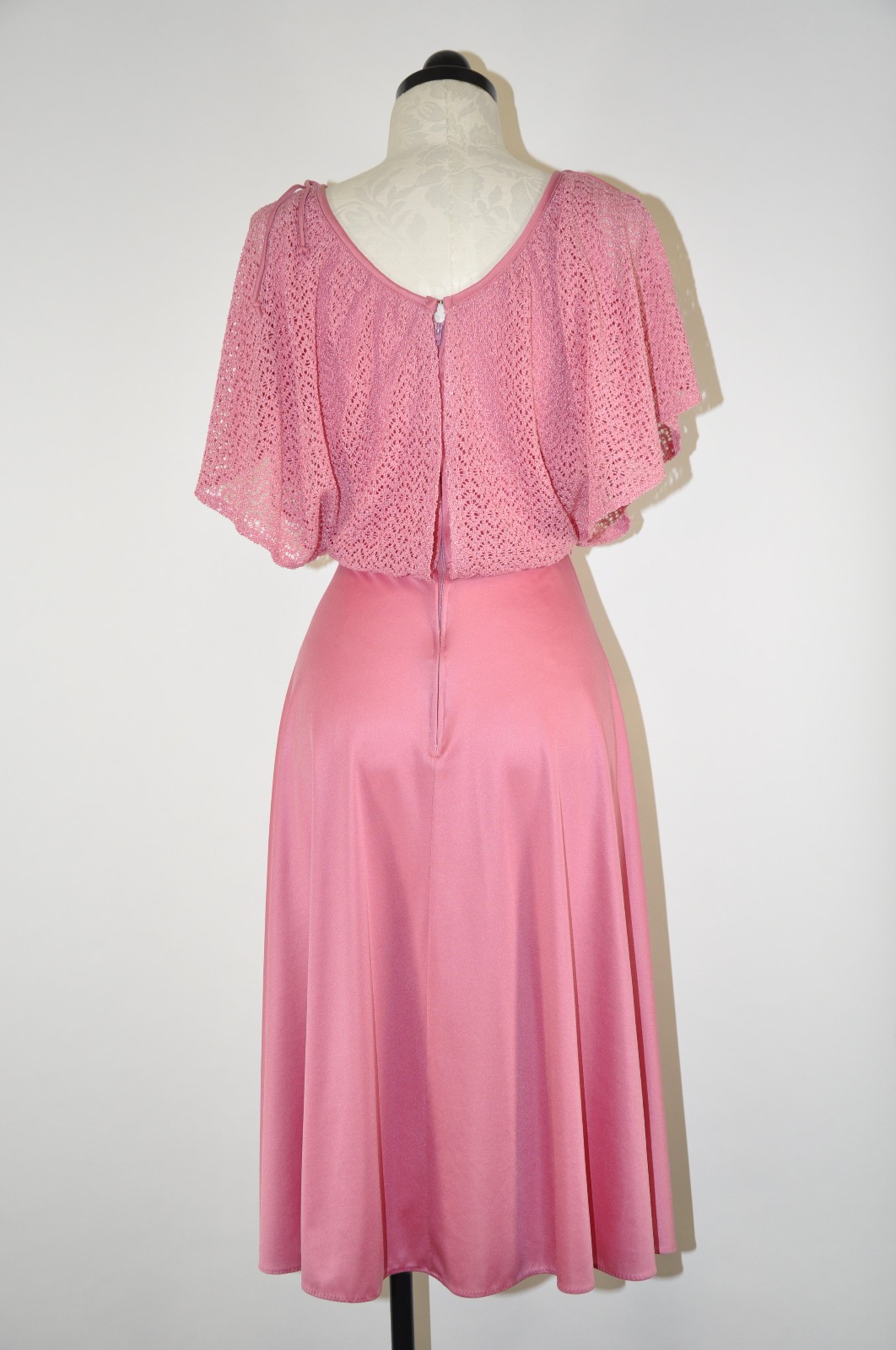 70s Vintage Pink Poly Jersey Eyelet Lace Draped Batwing Sleeve Boho Cape Dress S
