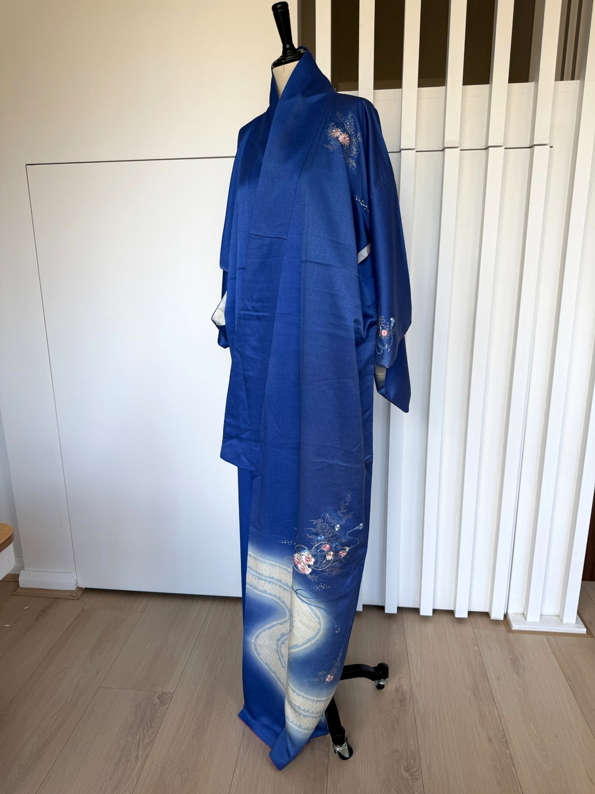 Vintage Japanese Kimono | Royal Blue with flower embroidery | 100% silk