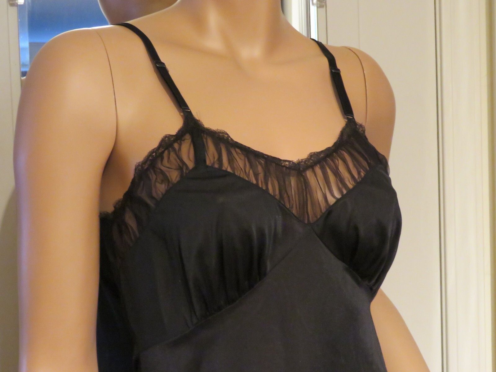 Full-Slip Luxite 39″ Long Nylon Size 34 EUC Tulle Ruffled Hem