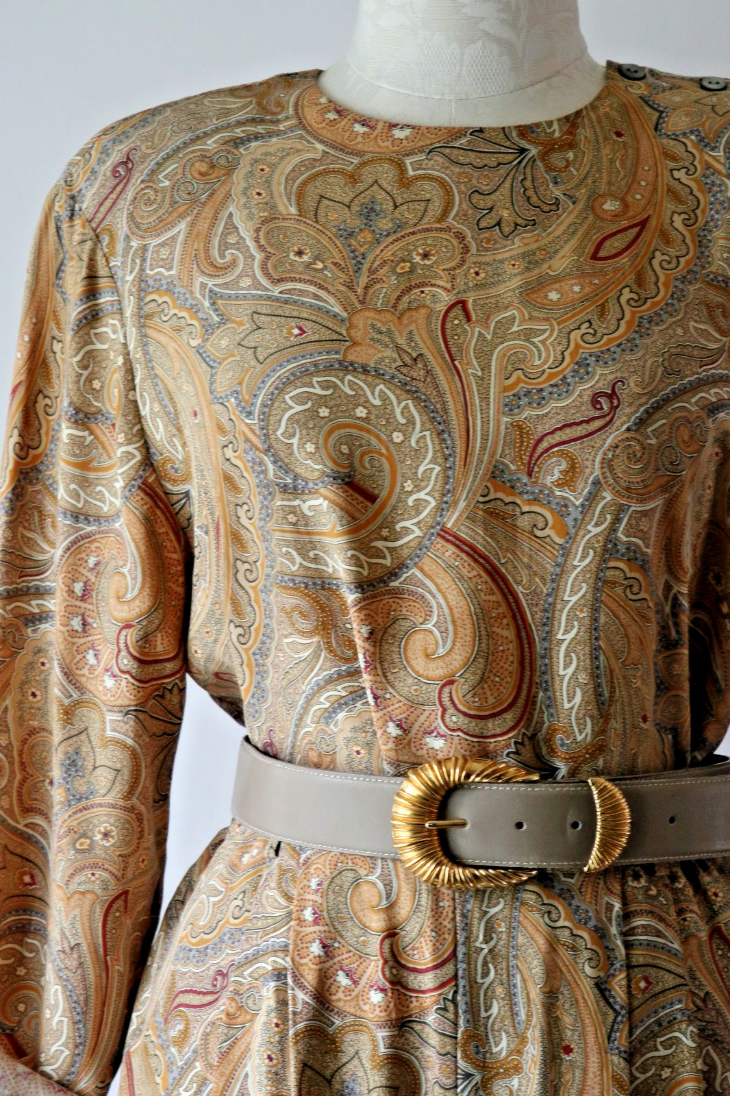 1990s Vintage Tan Beige Paisley Silk Minimalist Top Pants Two Piece Set Suit S M