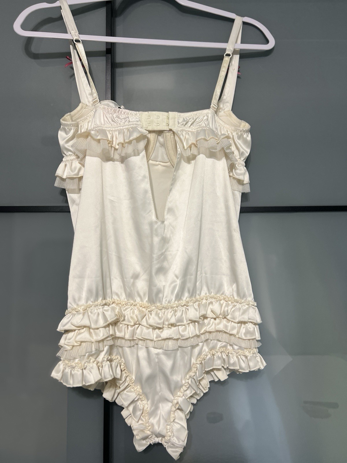 Vintage Victoria’s Secret „Sexy Little Things” cream satin and ruffle teddy