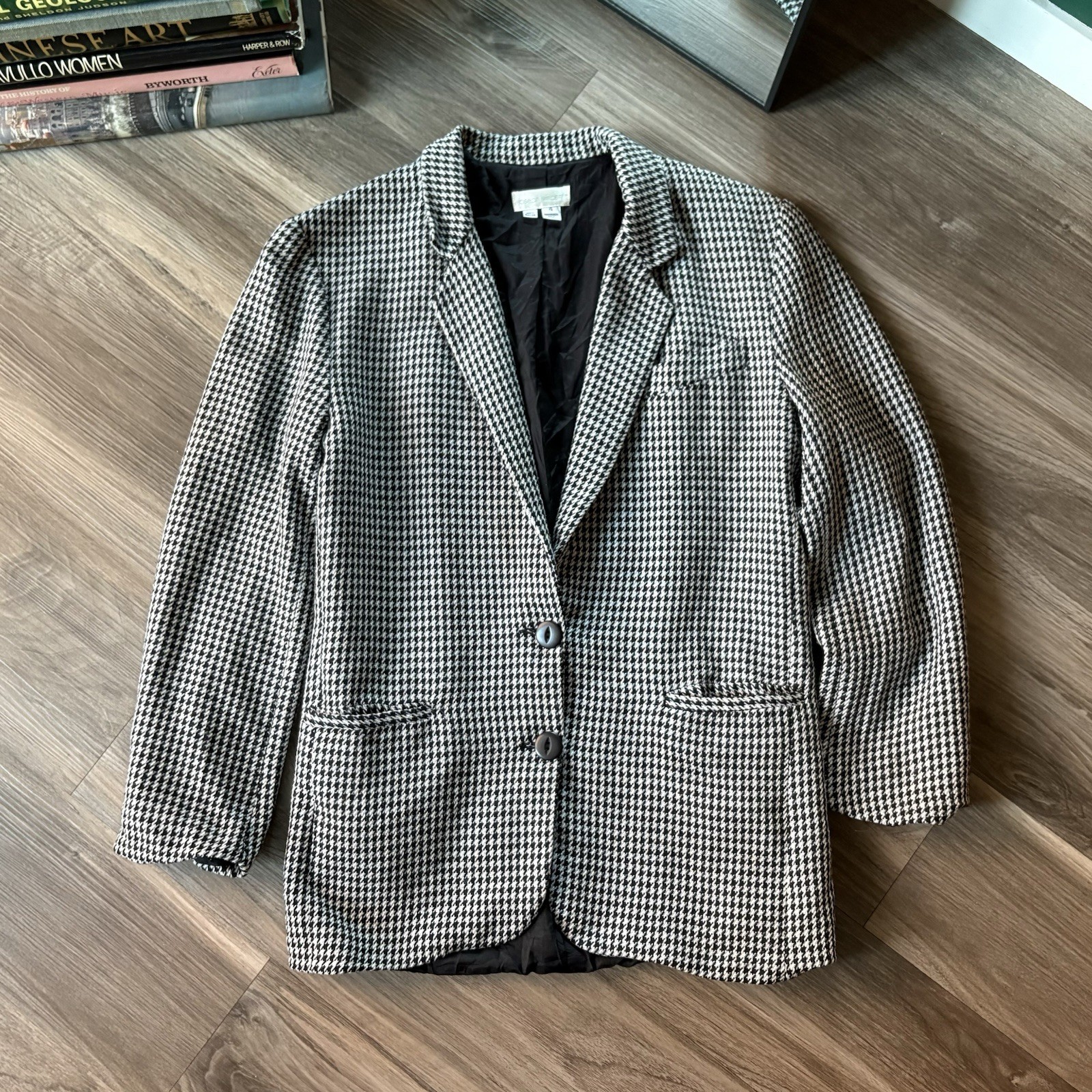 Woman’s 1990’s VTG Houndstooth Blazer Size 4 Black & White 100% Rayon Vintage