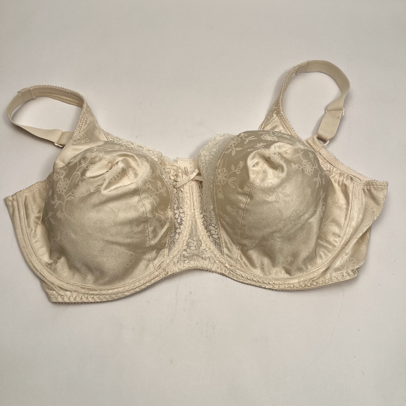 Hanes Ivory Plus Size Underwire Bra w/Lace & Embossed Trim Size 42DD