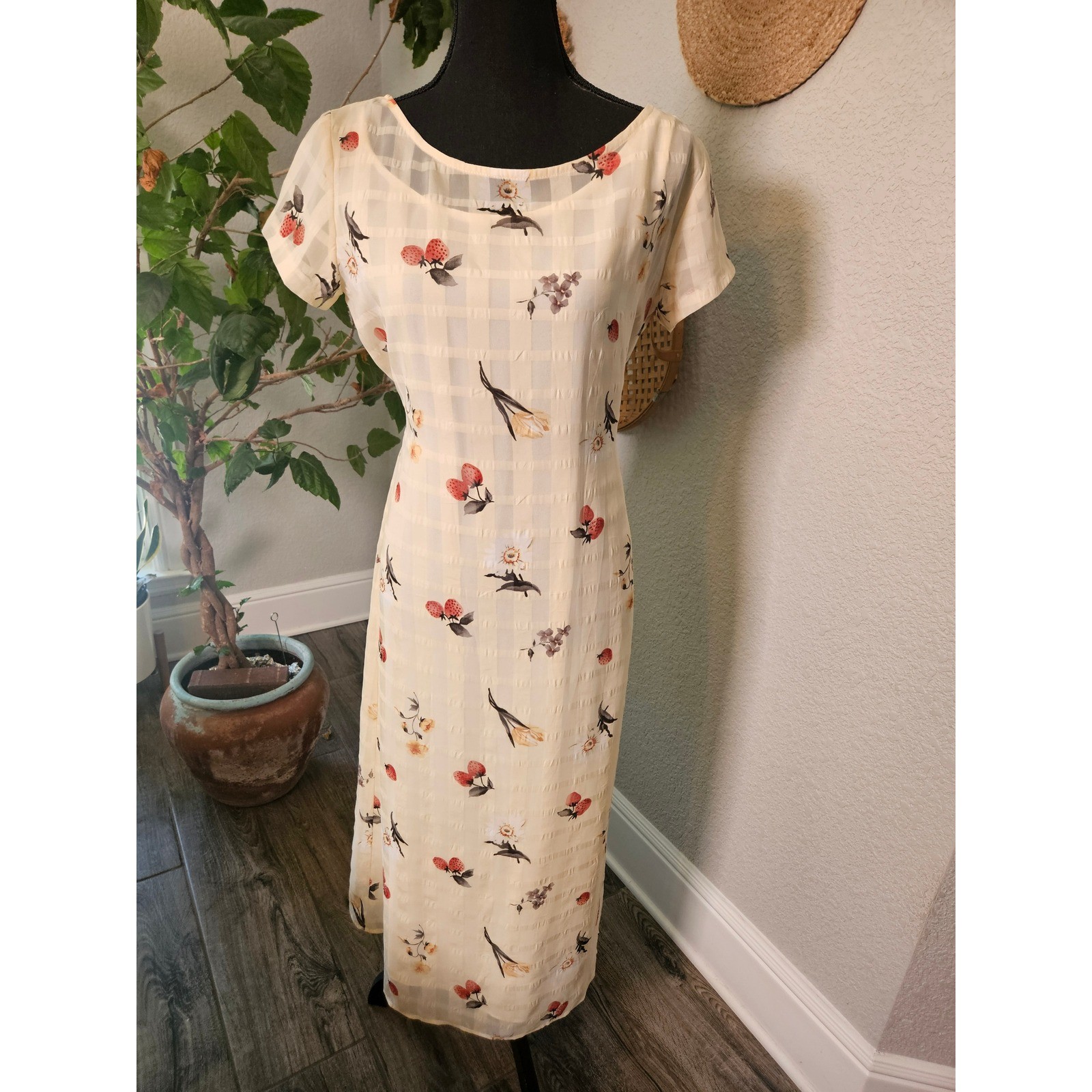 Vintage Mica Maxi Dress 8 USA Strawberry Floral Cream Check Back Tie Cottagecore