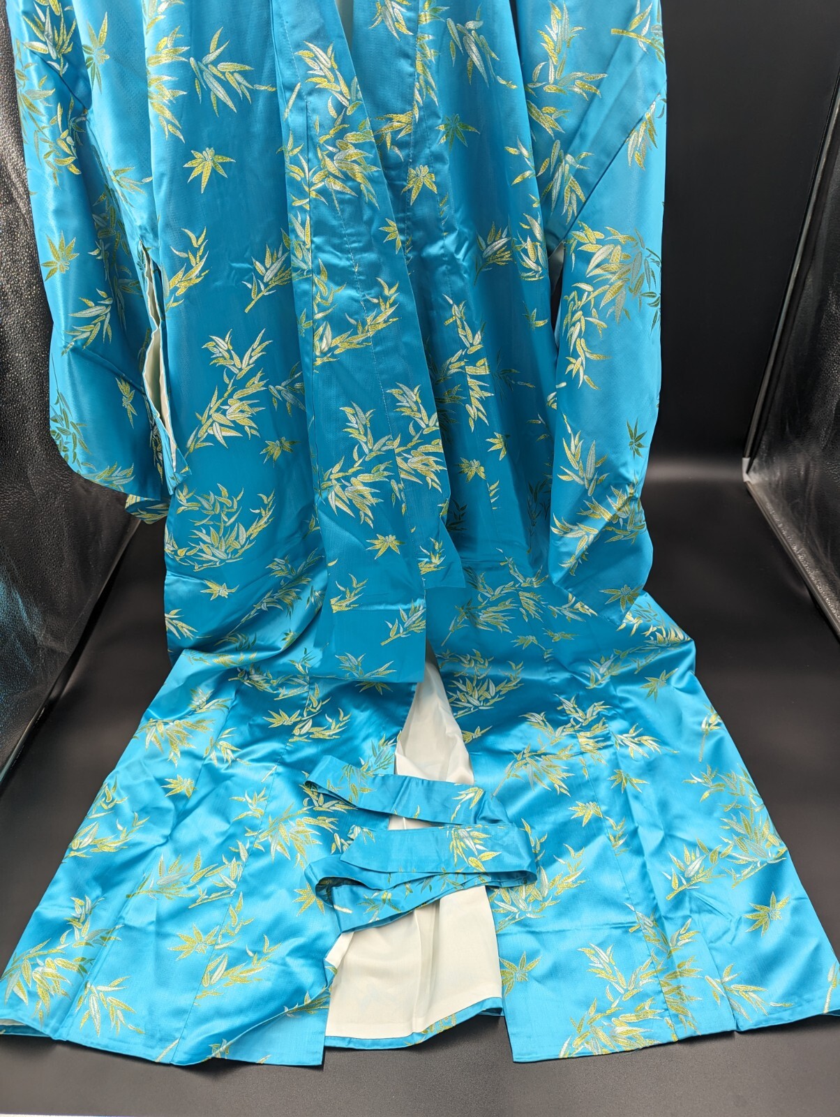 Vintage Joli Blue Silk Kimono w/ Embroidery Made in Japan size Small