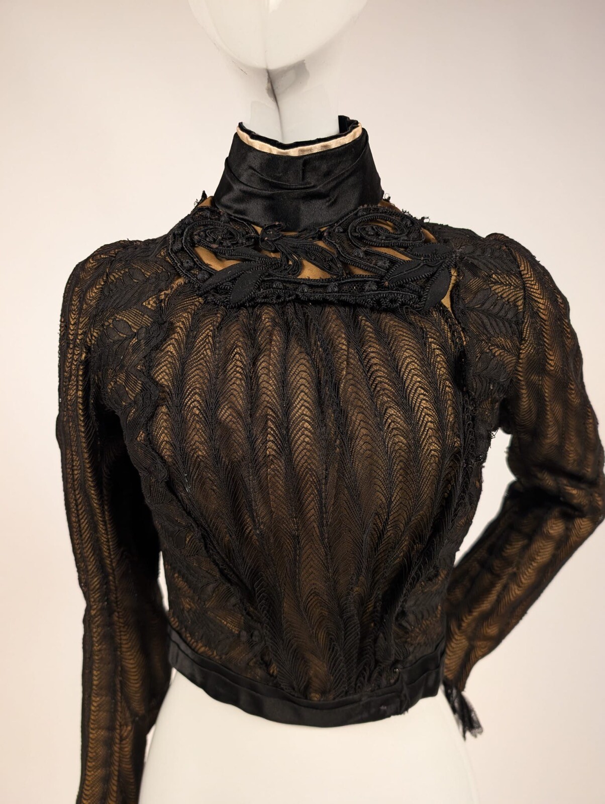 BEAUTIFUL OLIVE GREEN + BLACK LACE VICTORIAN 1890’S BODICE / JACKET