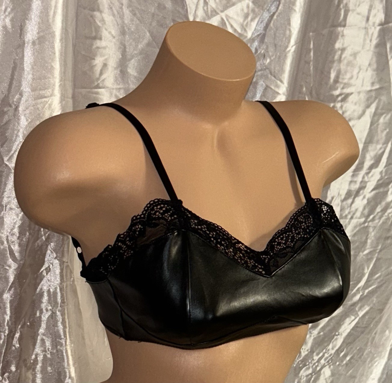 FOREVER 21 Black Shiny Pleather Nylon Eyelet Lace Trim Wireless Bra Bralette S
