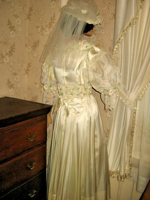 VTG 1980 2pc CREAM GLOSSY SATIN BALL GOWN/LACE-PINK RIBBON FLORAL-9-10-LACE HAT