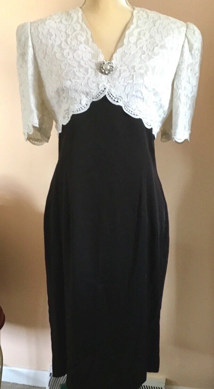 VTG SCOTT MC CLINTOCK SZ 12 BLACK BTK DRESS WHITE BODICE W/LACE OVERLAY BROOCH
