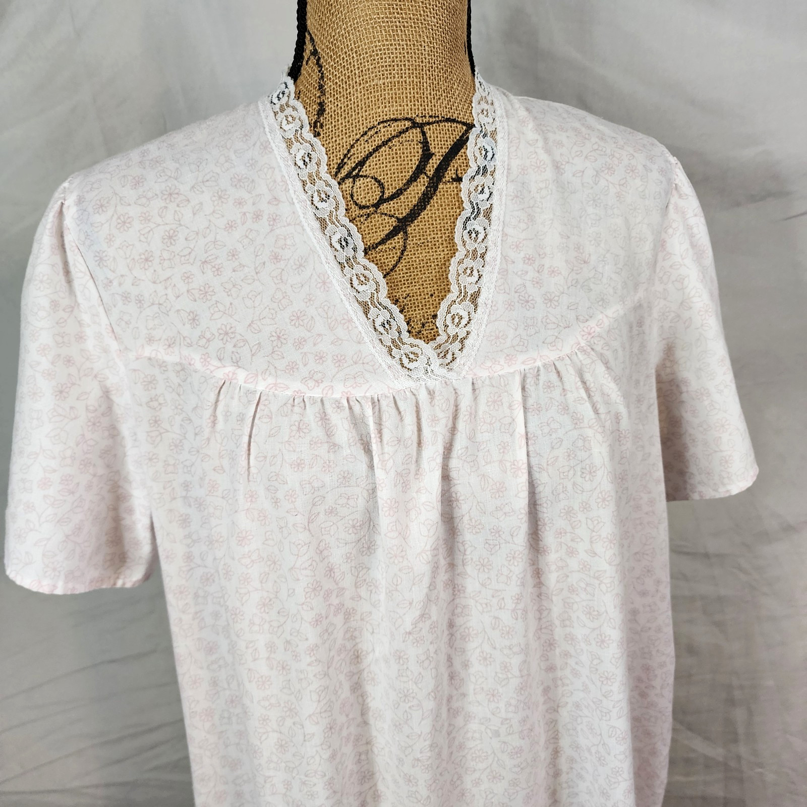 Vintage CARROLL REED Size Medium Pink White Floral Short Sleeve Long Nightgown