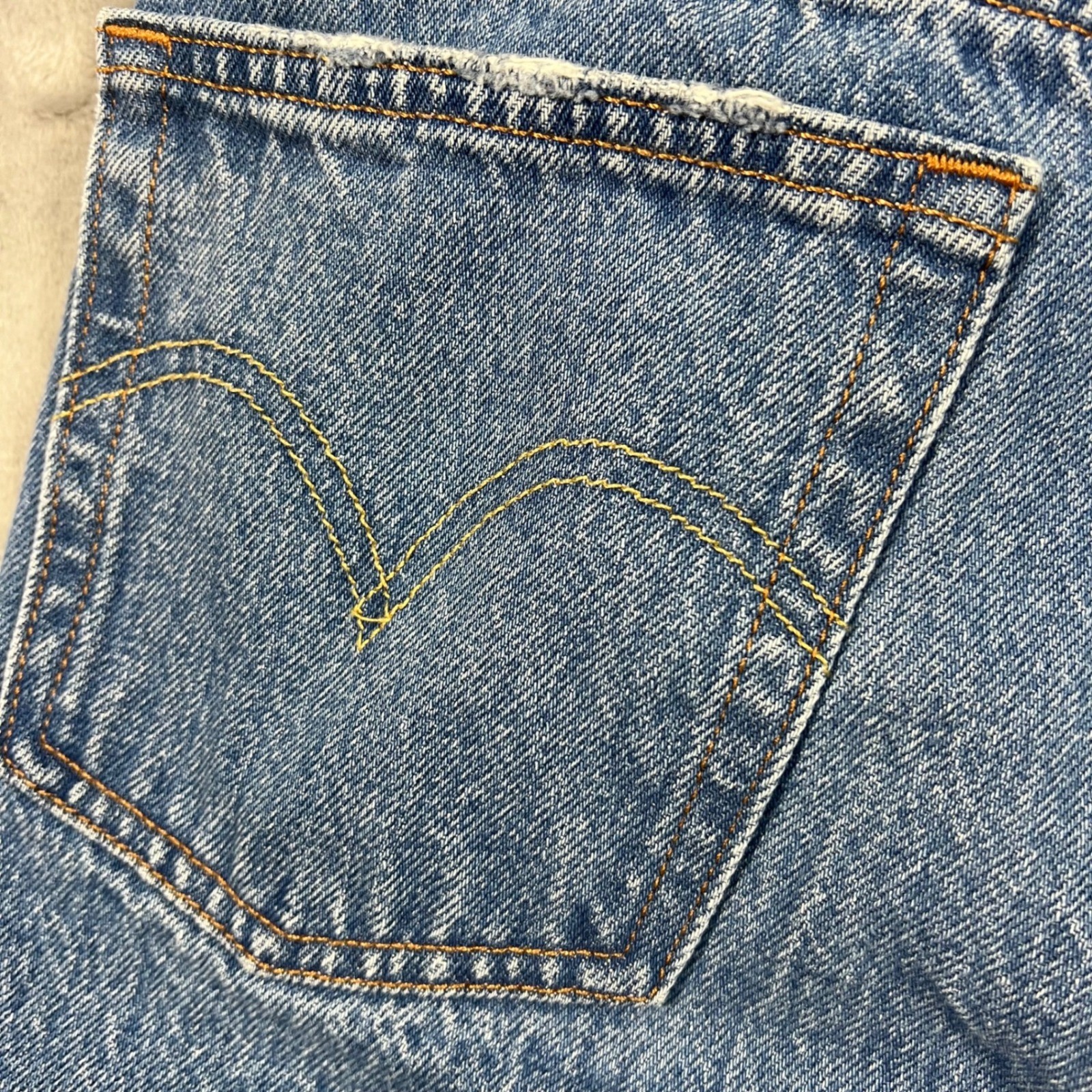 LEVI’S 501 Jeans Womens Size 26×26 Medium Wash Distressed Knee Premium Denim XX