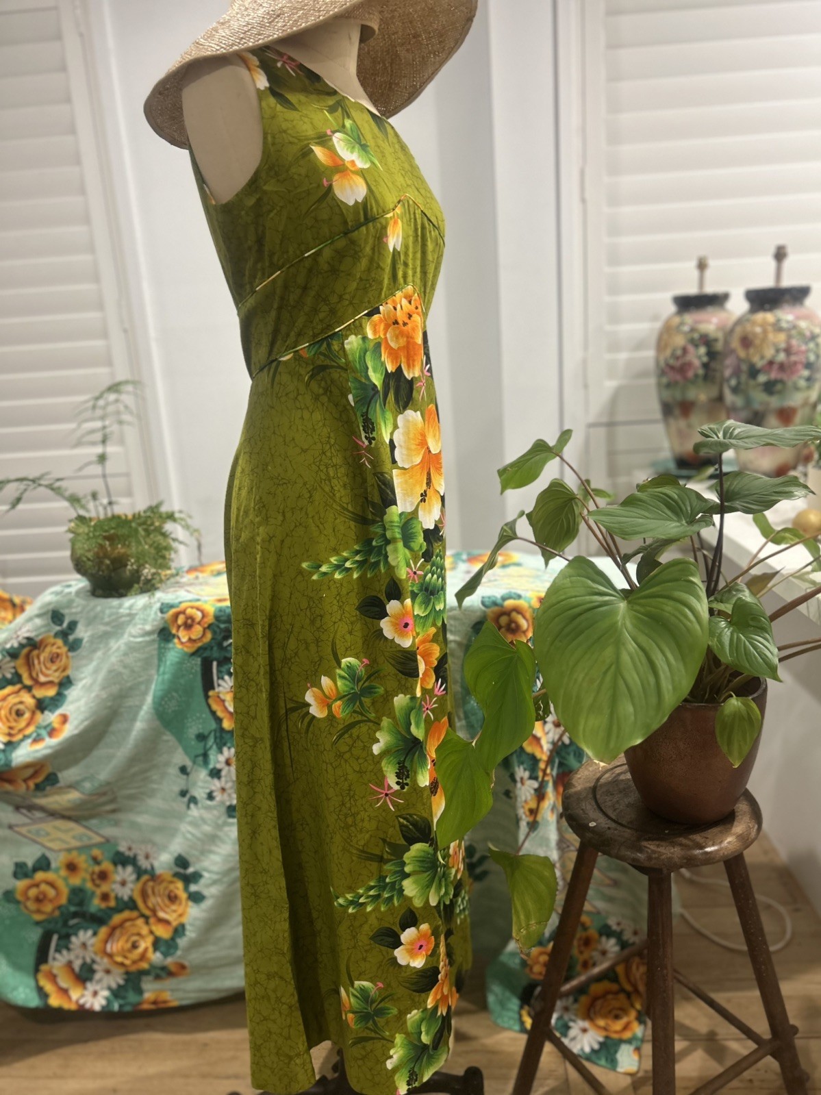 Vintage 1960/ 70s genuine Hawaiin Exotic Tropical Print Sleeveless long DressM