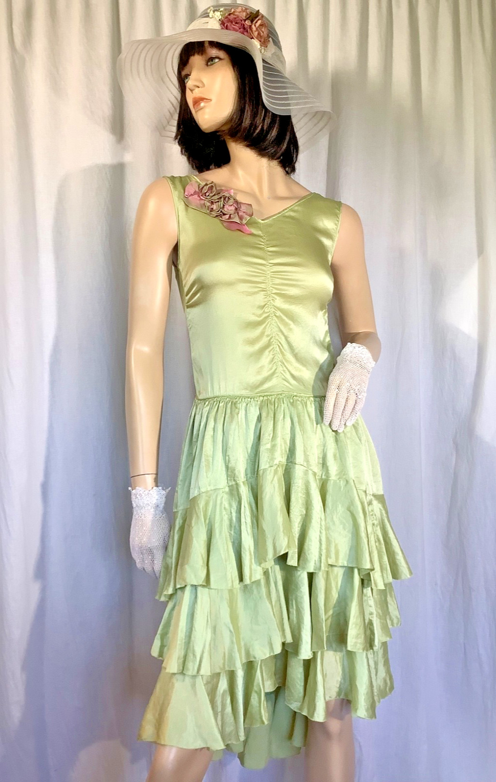 Vintage 1920s Flapper dress Green ruffled Satin silk Sleeveless XS ribbon trim