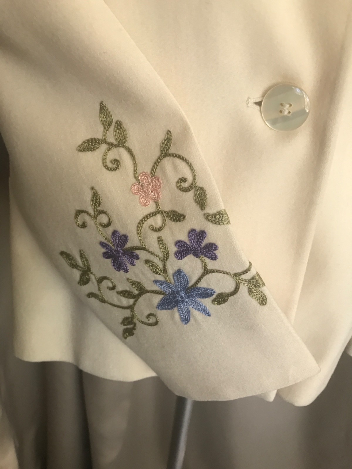 Vintage70′ light cream wool Union Made jacket finished with colorful embroidery