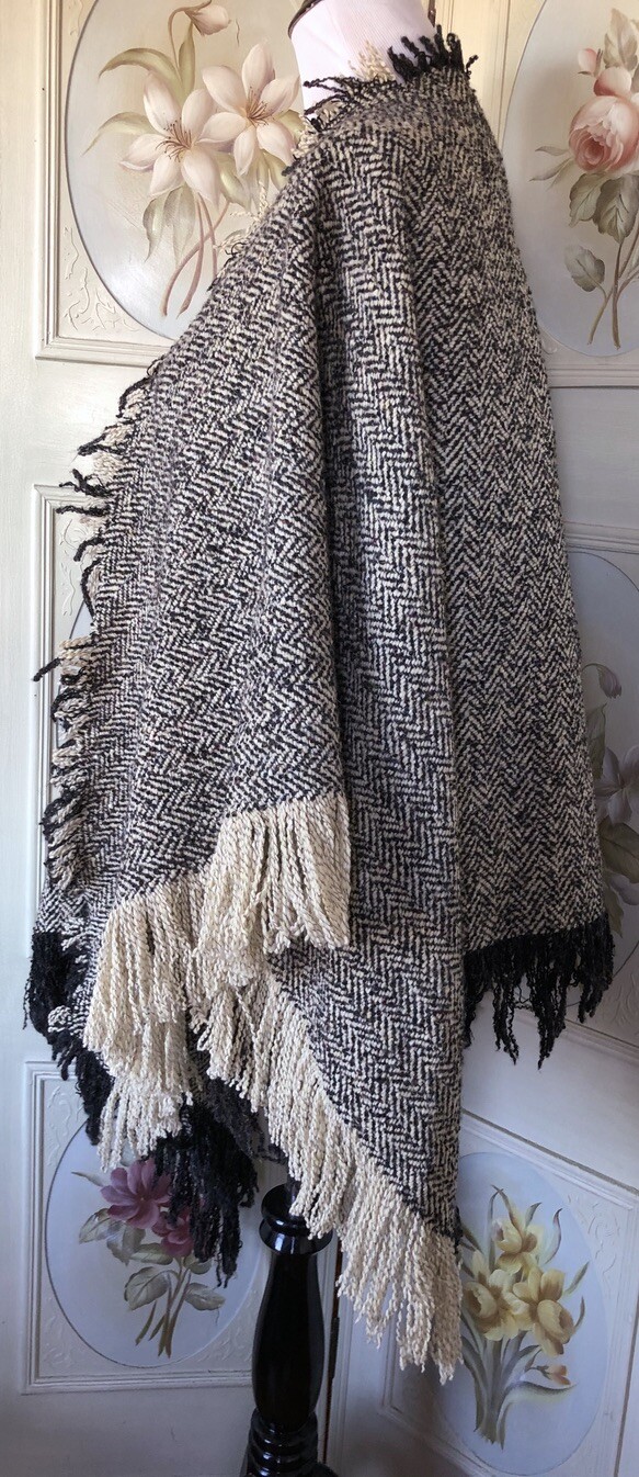 VTG WOOL WOVEN HOUNDSTOOTH IVORY CHARCOAL GRAY-BLACK PONCHO CAPE FRINGED EUC