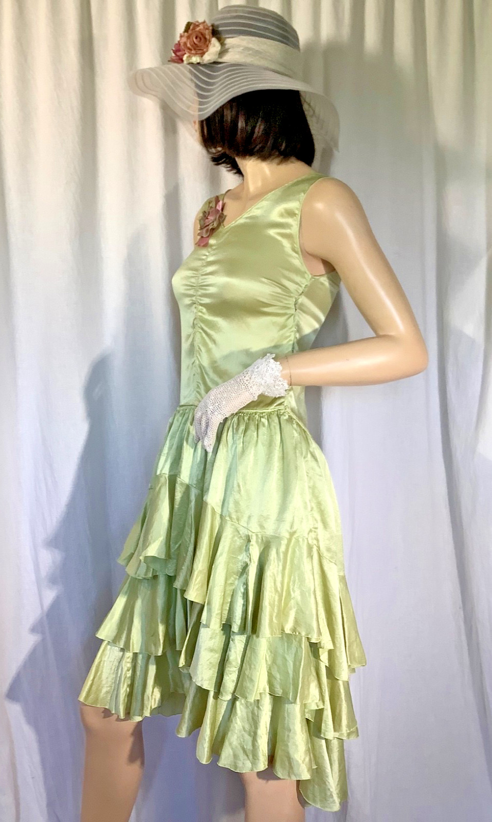 Vintage 1920s Flapper dress Green ruffled Satin silk Sleeveless XS ribbon trim