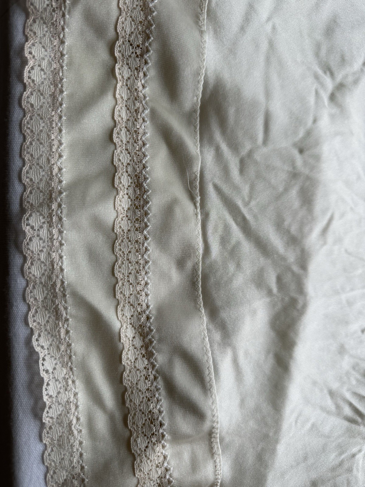 Beautiful Vintage Half Slip Off White Cream Ivory Size XX (2X) Nylon Lace Detail
