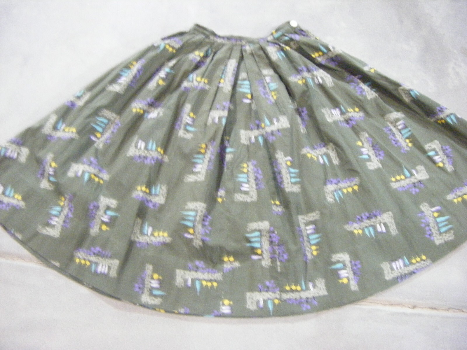 Vtg 50-60s Rare Olive Green Floral Novelty Printed Circle Skirt-Waist 25.5″