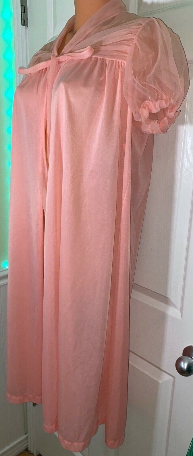 GOTHAM ~ VTG 60s ~ SILKY SHORT ROBE/PEIGNOIR ~ Peachy Pink ~ ALL NYLON ~ USA ~ M