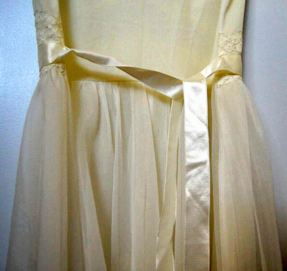Vintage VANITY FAIR Nightgown Robe Peignoir Set Small Ivory Long Lace Nylon Puff