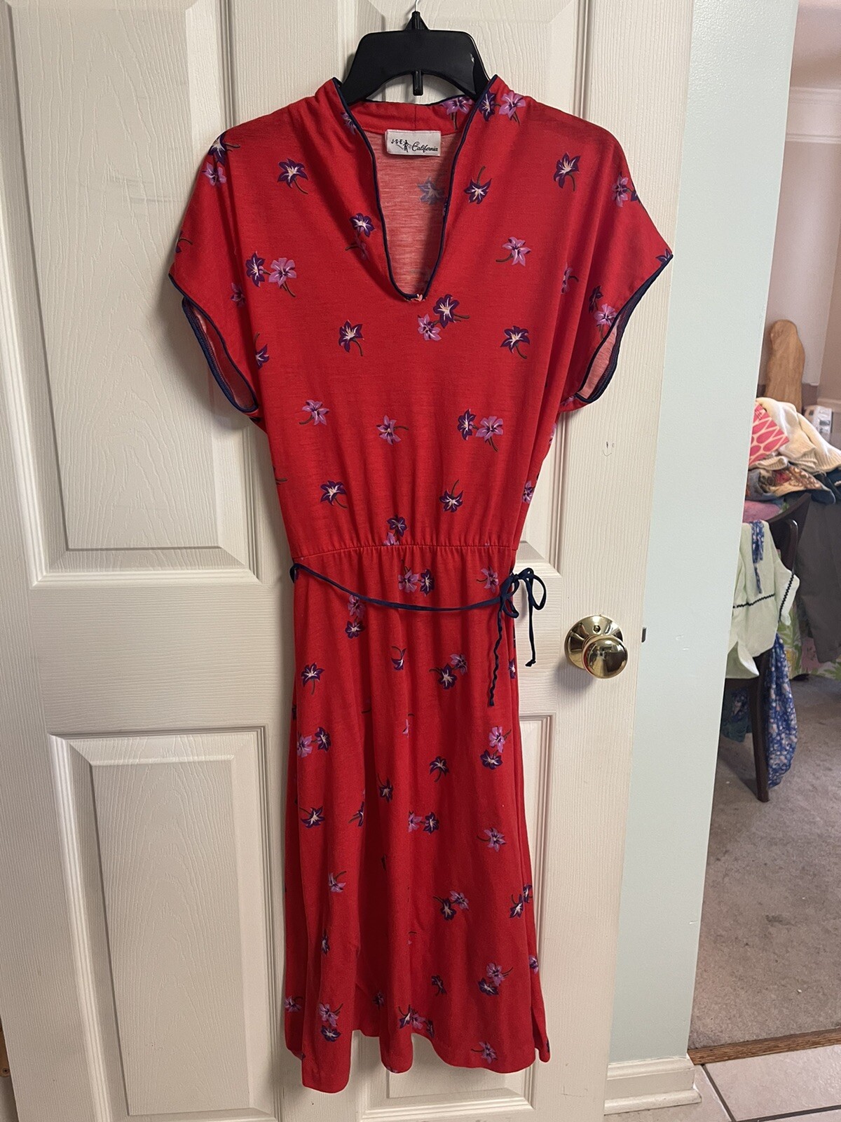 70s Red Floral Hawaiian Knee Length Dress Medium 100% Polyester Womens Tiki