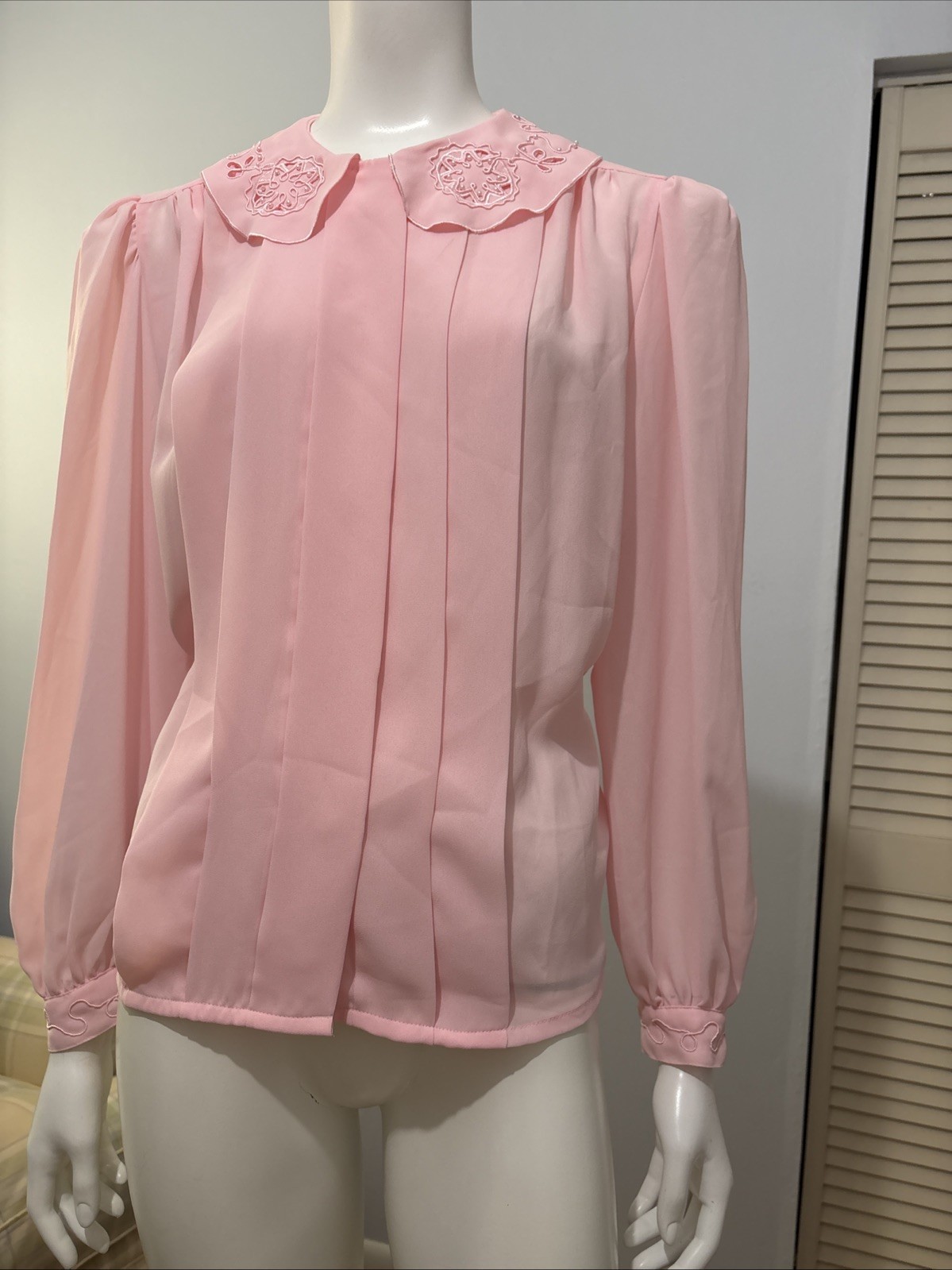 Gorgeous Vtg Kirsten Grey Pink embroidered Pleated Faux Pearls Blouse Sz 8