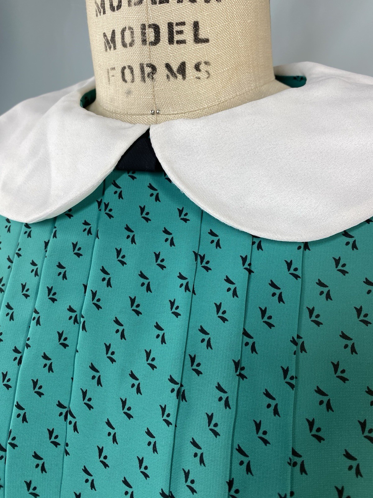Vintage Dress SIZE MEDIUM green Peter Pan collar ALEXIS FASHIONS 80s 70s modest