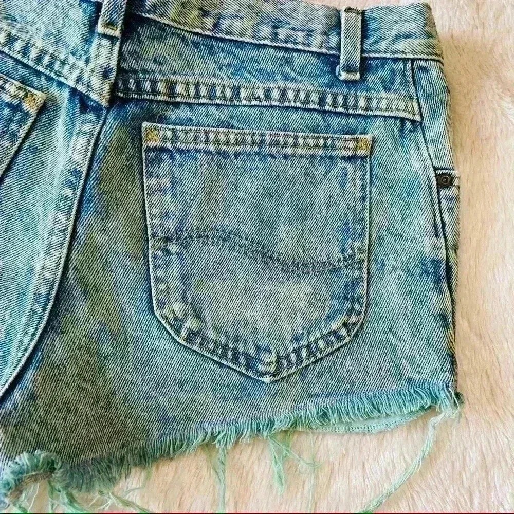 Vintage Vintage Turquoise Tinted High Waisted „Mom” Distress Cutoff Jean Shorts