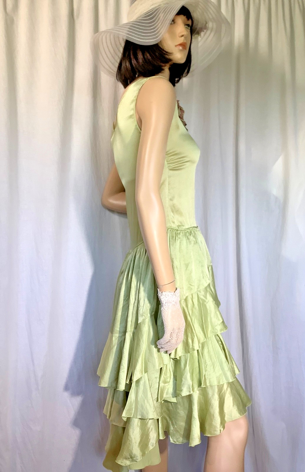 Vintage 1920s Flapper dress Green ruffled Satin silk Sleeveless XS ribbon trim