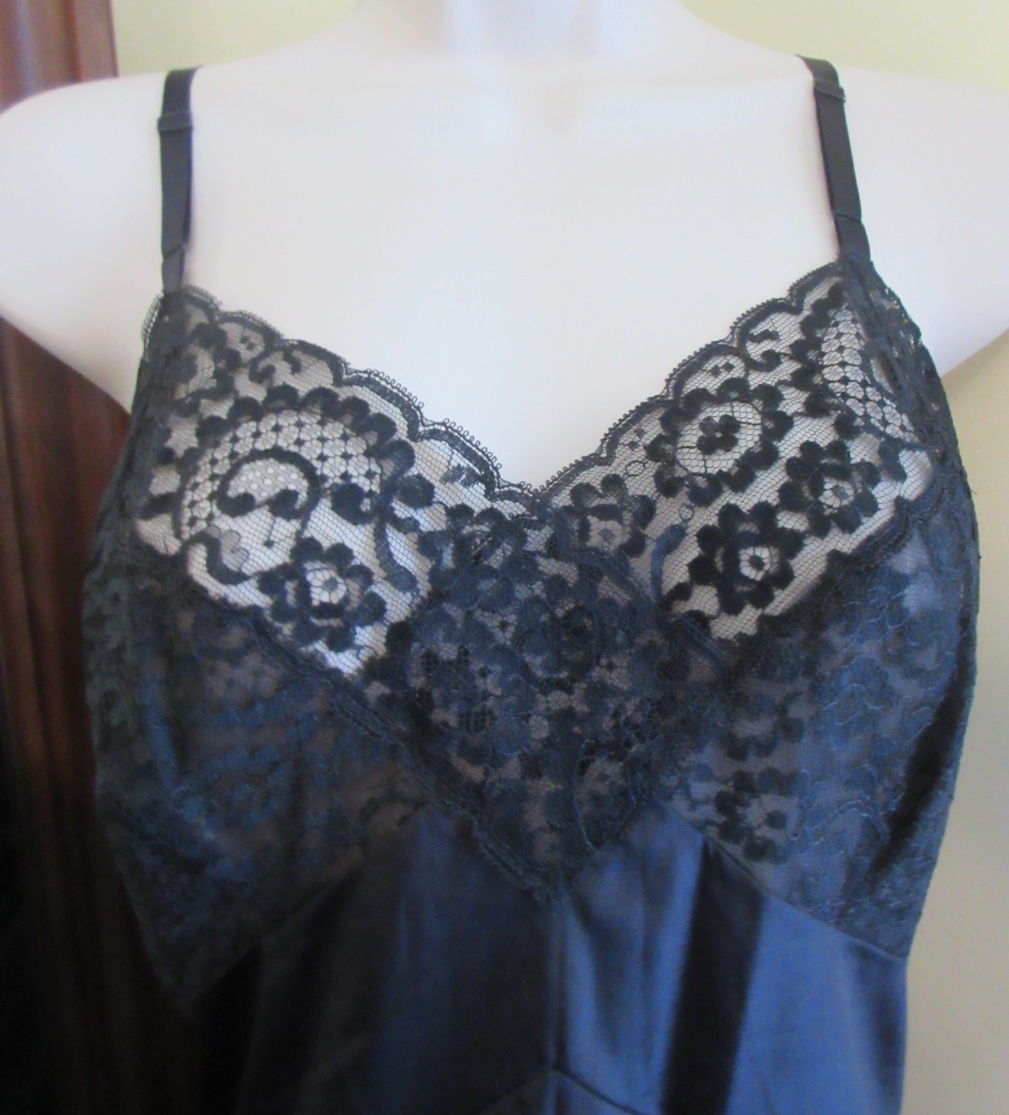 vintage size 36 VASSARETTE BLACK sheer mega LACE NYLON full slip NIGHTGOWN