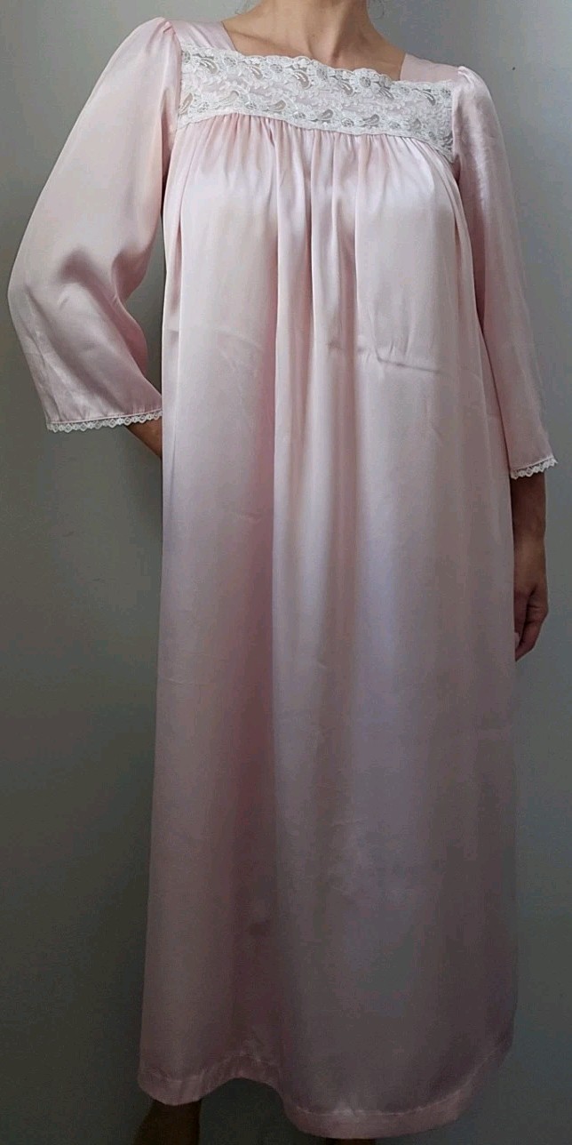 Vtg 90’s Oscar De La Renta Pale Pink Liquid Satin Nightgown Lace Trim! XS