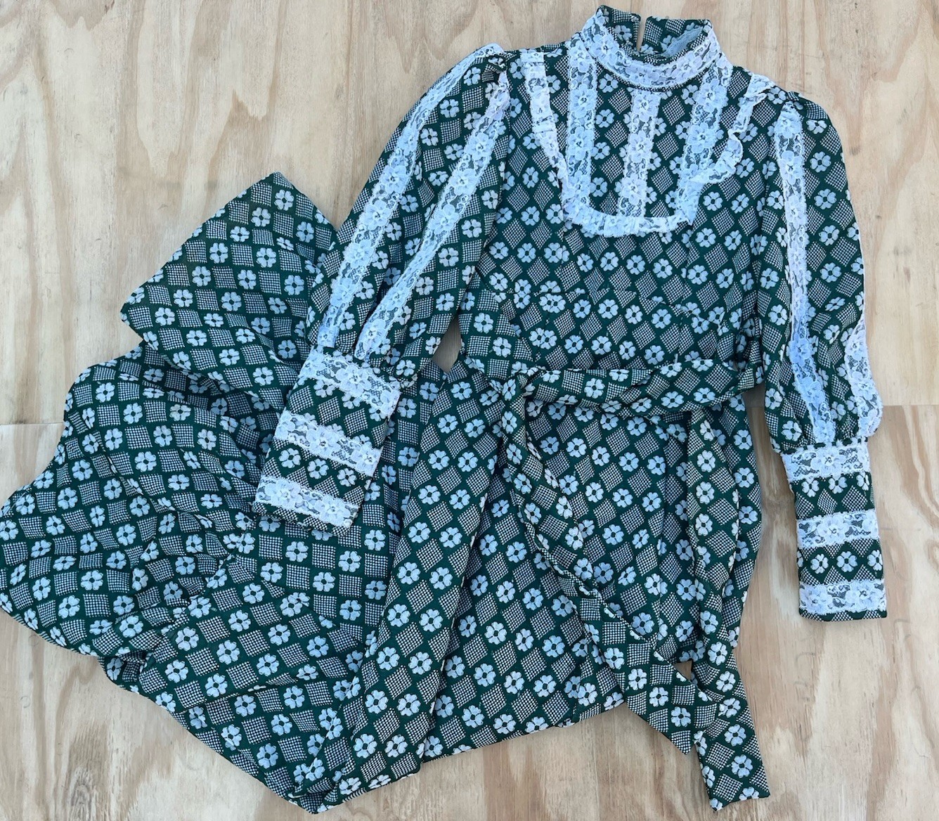 Vintage 70s Prairie Maxi Dress Green Floral Lace Trim Boho Cottagecore Victorian