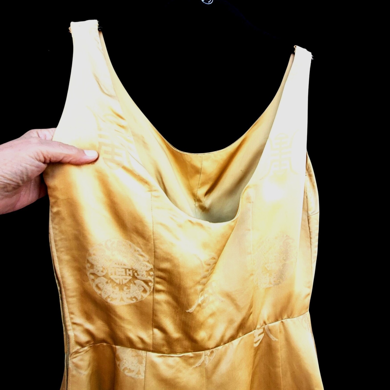 1950s Pin Up Wiggle Dress 10 Curvy Gold Chinese Brocade Rockabilly 25″ Waist