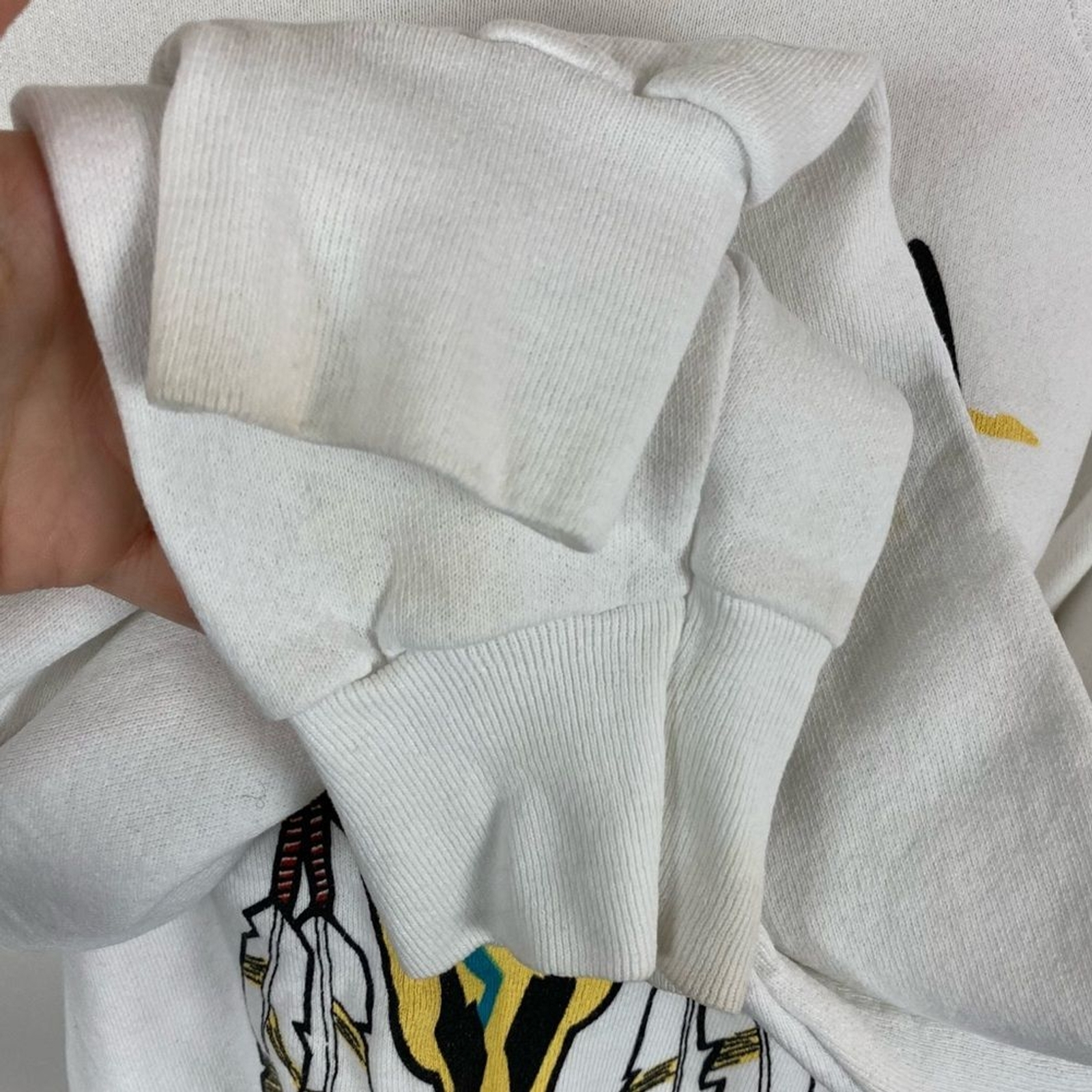VTG (XL) Crewneck Sweatshirt – White Southwestern Bull Skull Unique Yellow Hip