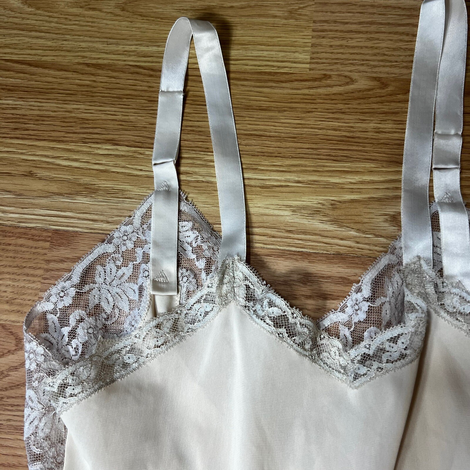 VTG Slip Nude Polyester Lace Bodice Knee Length Size M Lingerie 32” B/C Bust