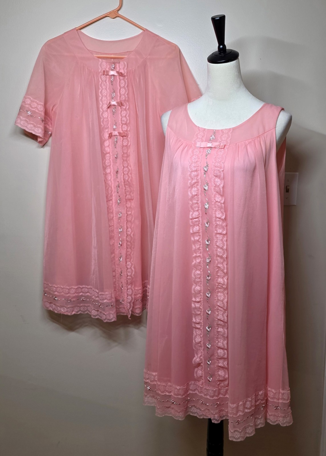 Vtg CHIFFON Babydoll Peignoir SET Sheer NYLON CORAL Pink Embroidered Lace Rose