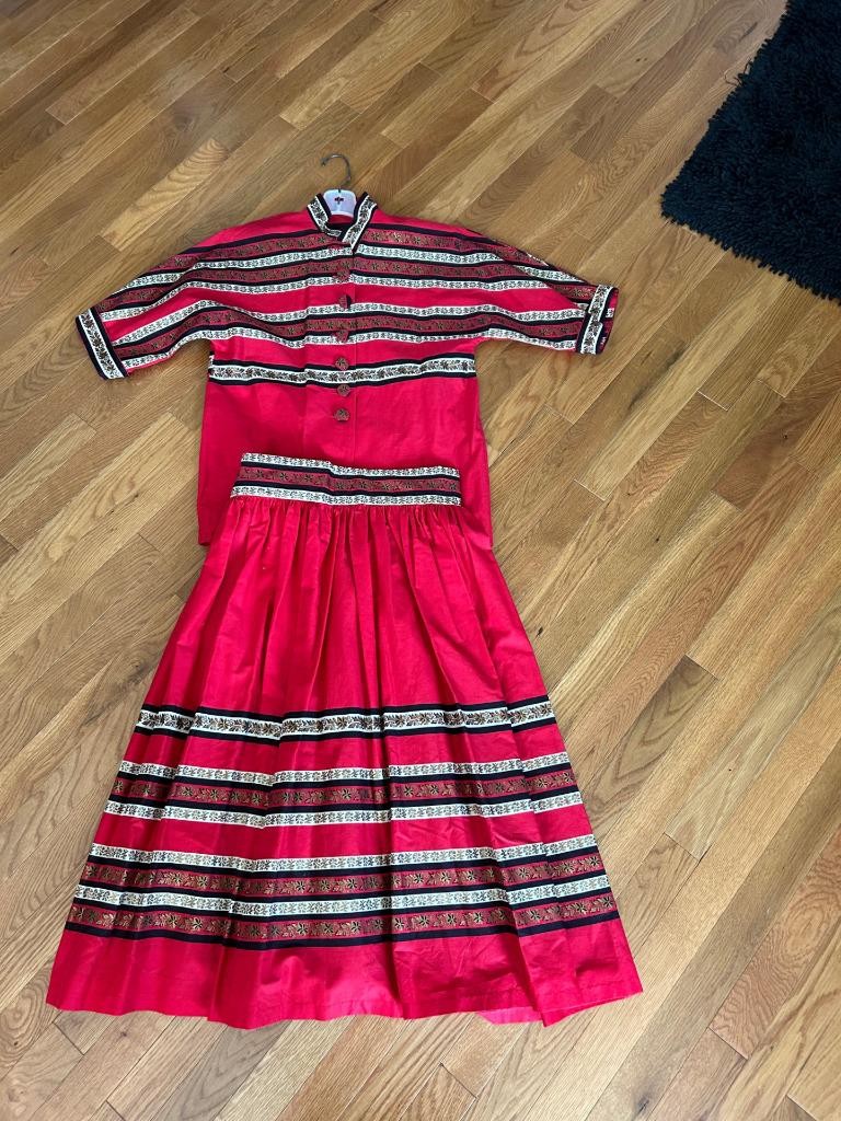 VINTAGE SKIRT & MATCHING BLOUSE RED PRINT. SEE MEASUREMENTS