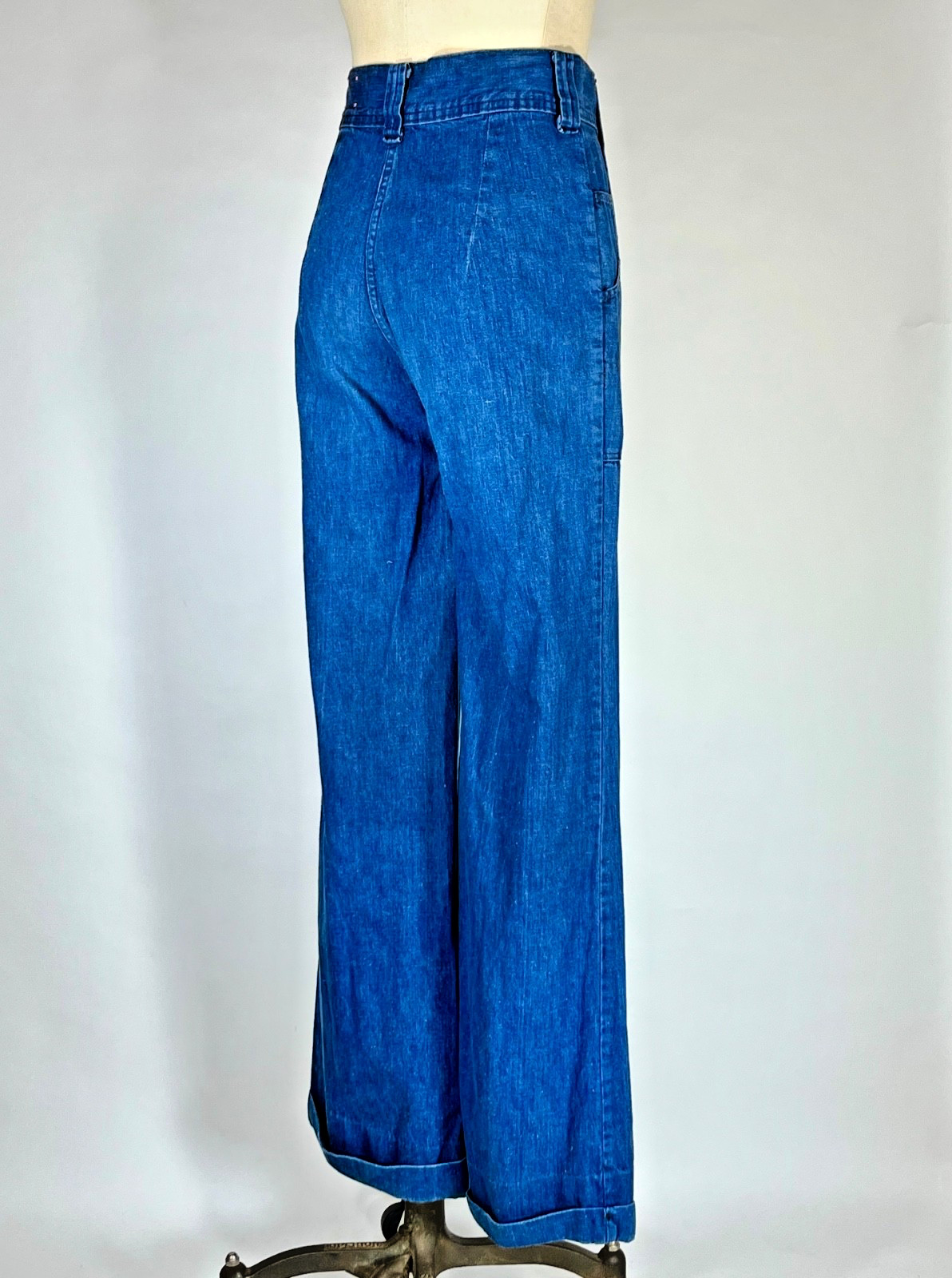 Vintage 1970’s medium wash blue 100% cotton denim high waist bell bottoms 28w