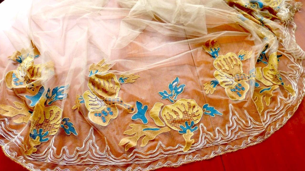 SUPERRARE 1800 GOLDEN SILK TULLE FABRIC W COLORED EMBROIDERY & SOUTACHE 92×38″
