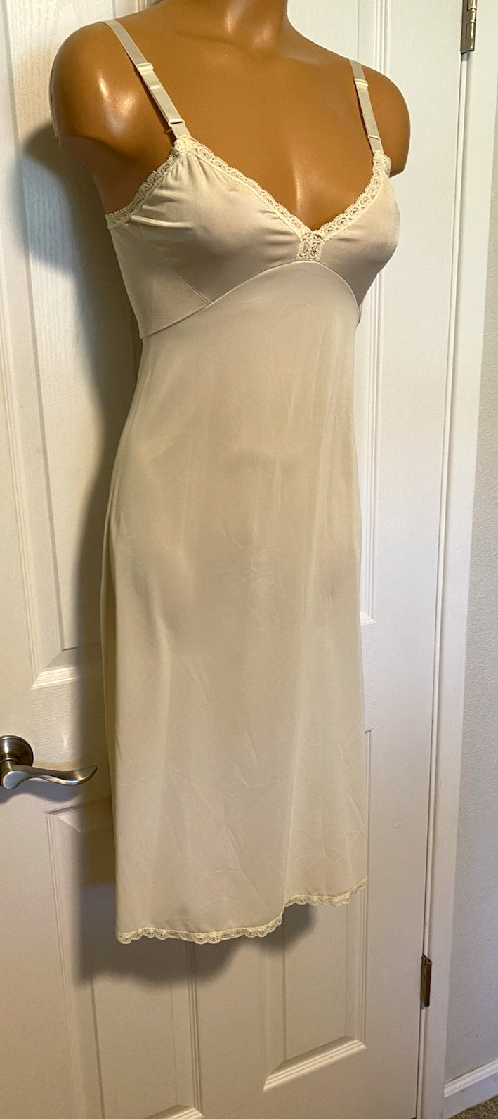 VTG 1960’s SHADOWLINE IVORY W/ SIMPLE LACE TRIM FULL SLIP SZ 32-TALL