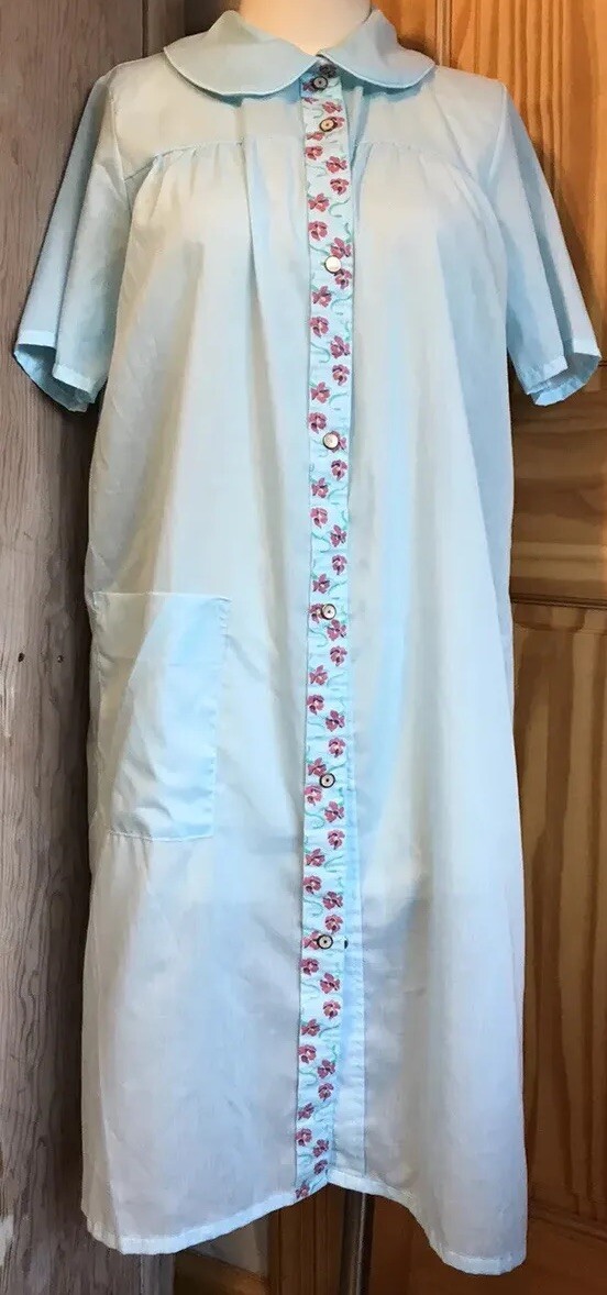 60s 70s Vintage House Dress With Pockets Nightgown Snap Front Cottagecore EUC